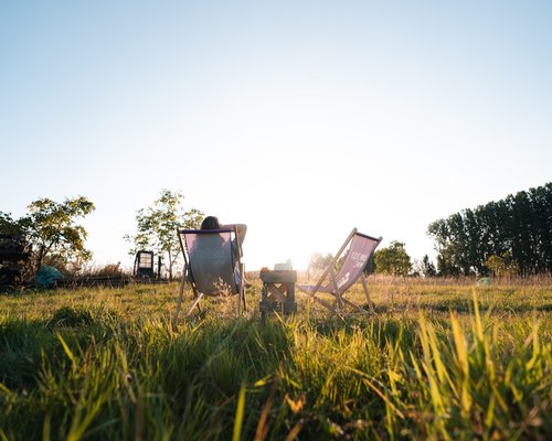 Relaxed outdoor environment during a warm sunset illustrating climate variables that affect daily body comfort
